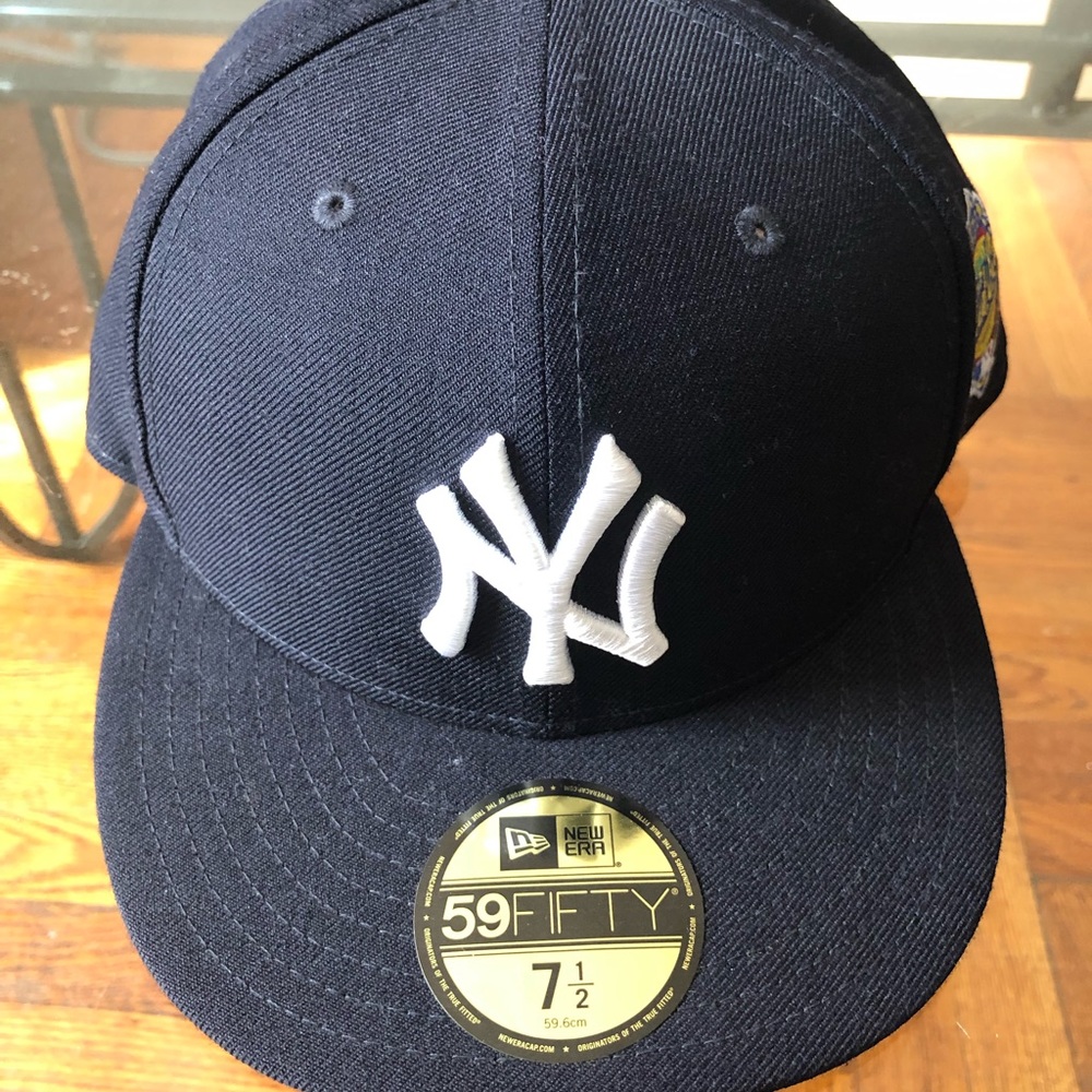 NewEra NY fitted baseball hat. (Navy blue)